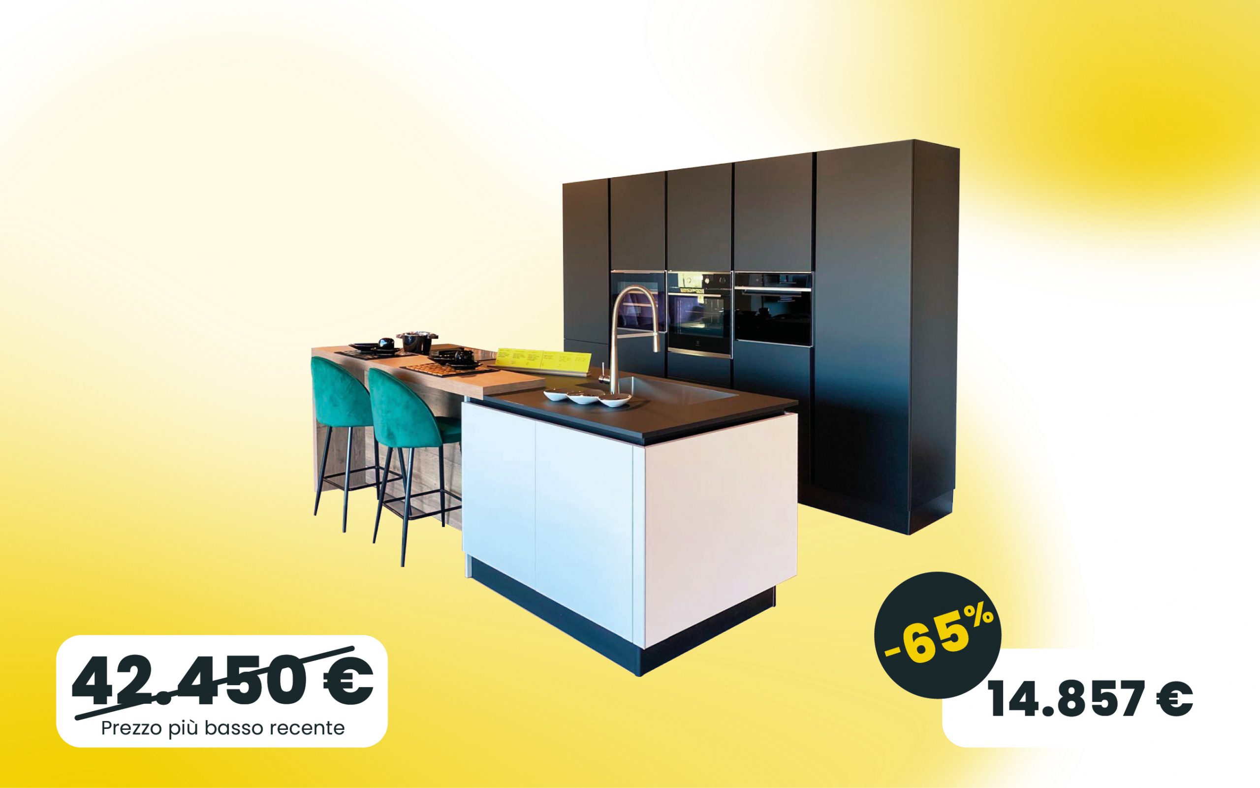 Cucina con isola colonne in PET nero, isola in PET calce e piano in fenix nero